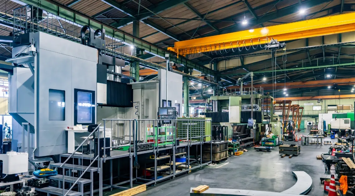 大型機械が並ぶ清潔で整理整頓された工場の全景