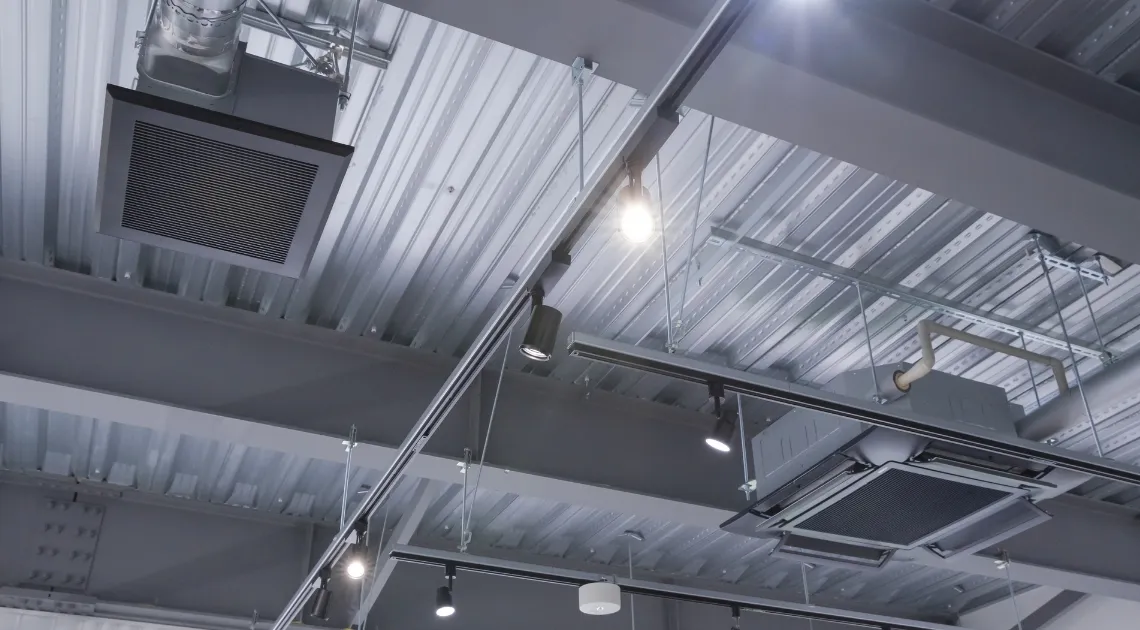 工場の天井に設置された空調設備と照明システム