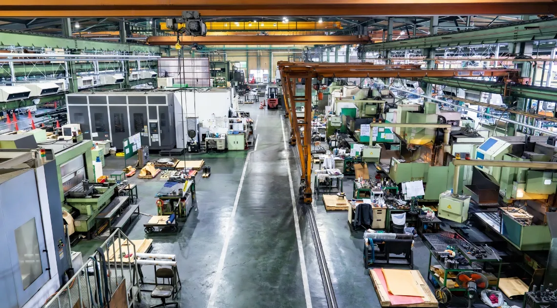 多数の工作機械が稼働する工場の全景