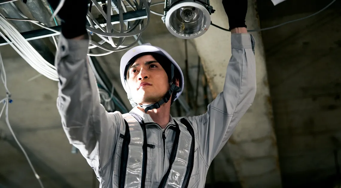 電気設備の配線工事を行う作業員