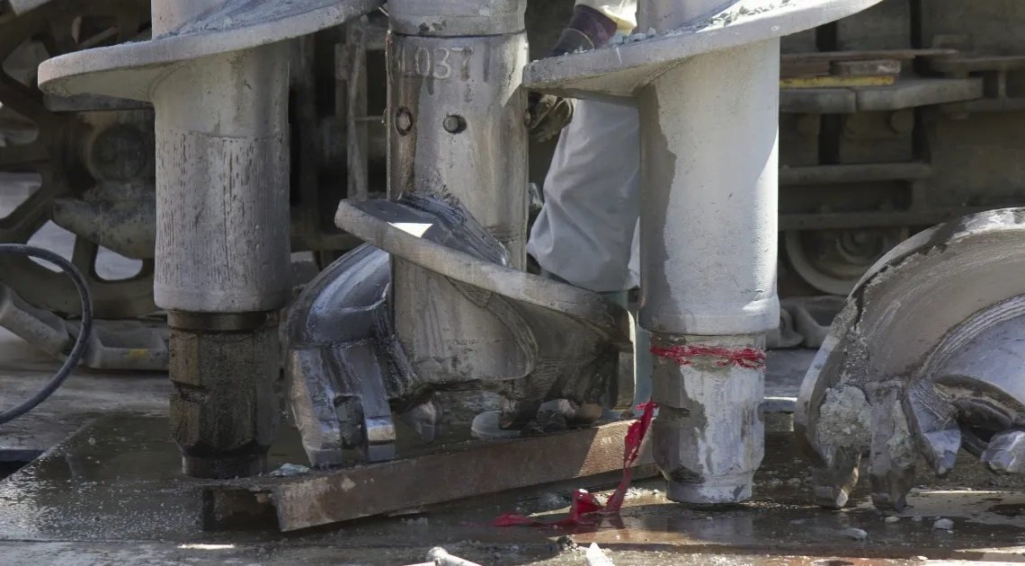 地盤改良工事で使用される大型のアースオーガー