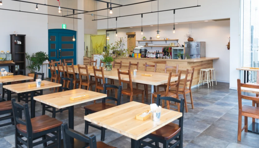 木の温もりを感じるカフェ風の休憩スペース