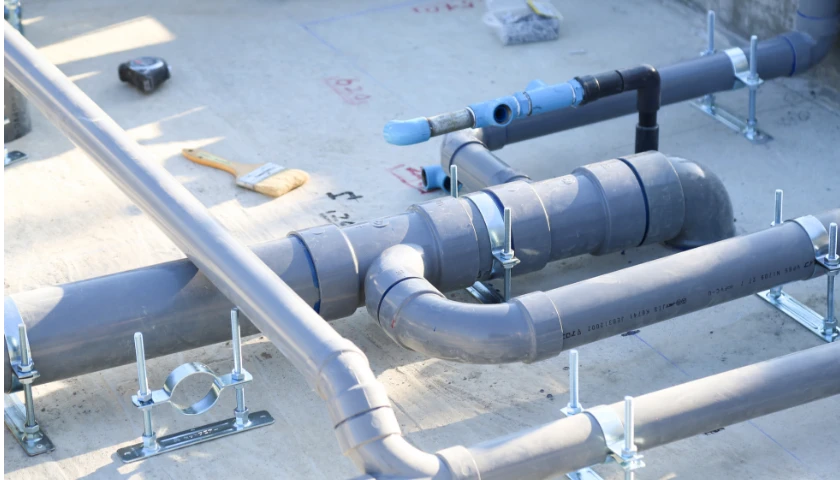 建設現場に配置された排水・給水の配管設備