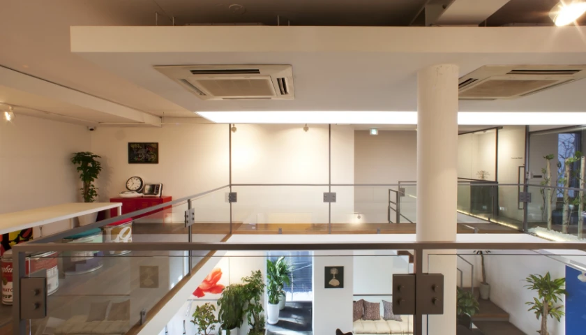 吹き抜け構造の開放的なオフィス内観