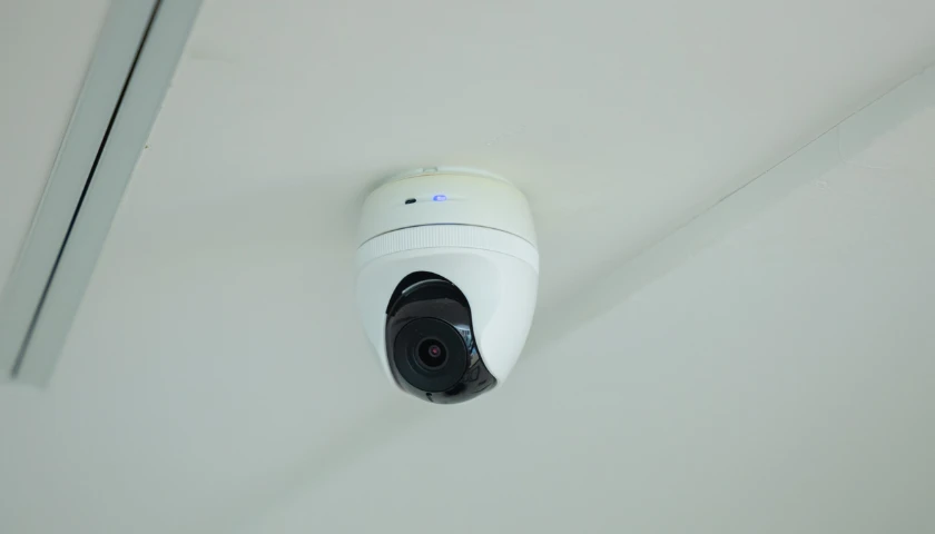 天井に設置された最新のドーム型ネットワークカメラ