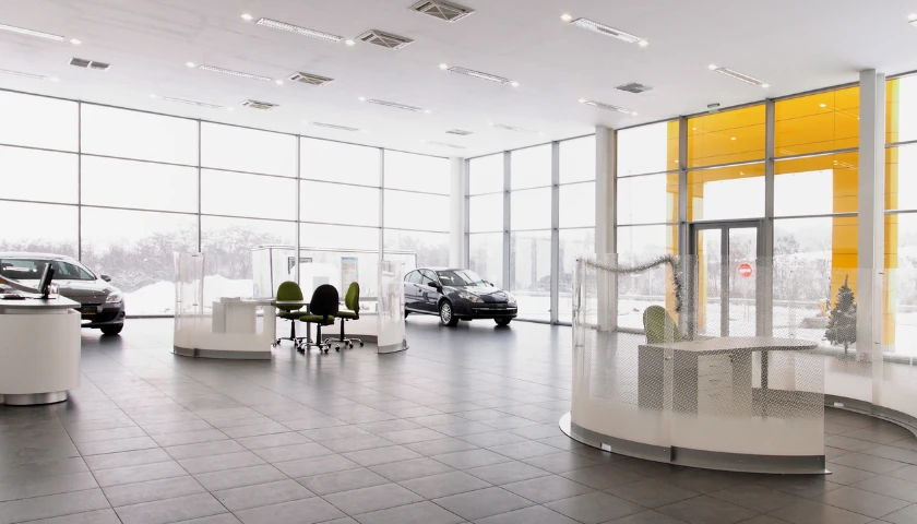 明るく広々とした自動車販売店のショールーム