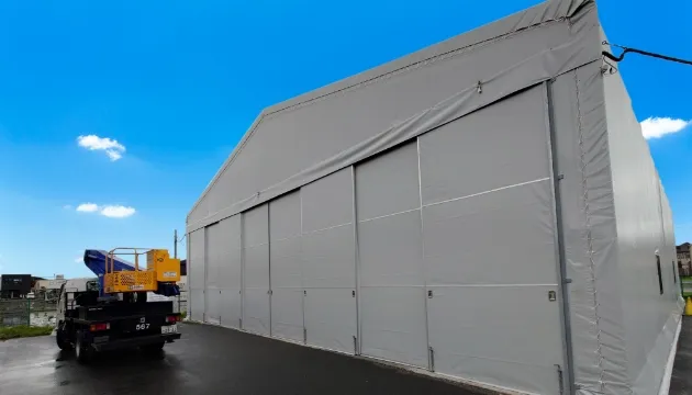 屋外に設置されたベージュの大型サンシェード（オーニング）