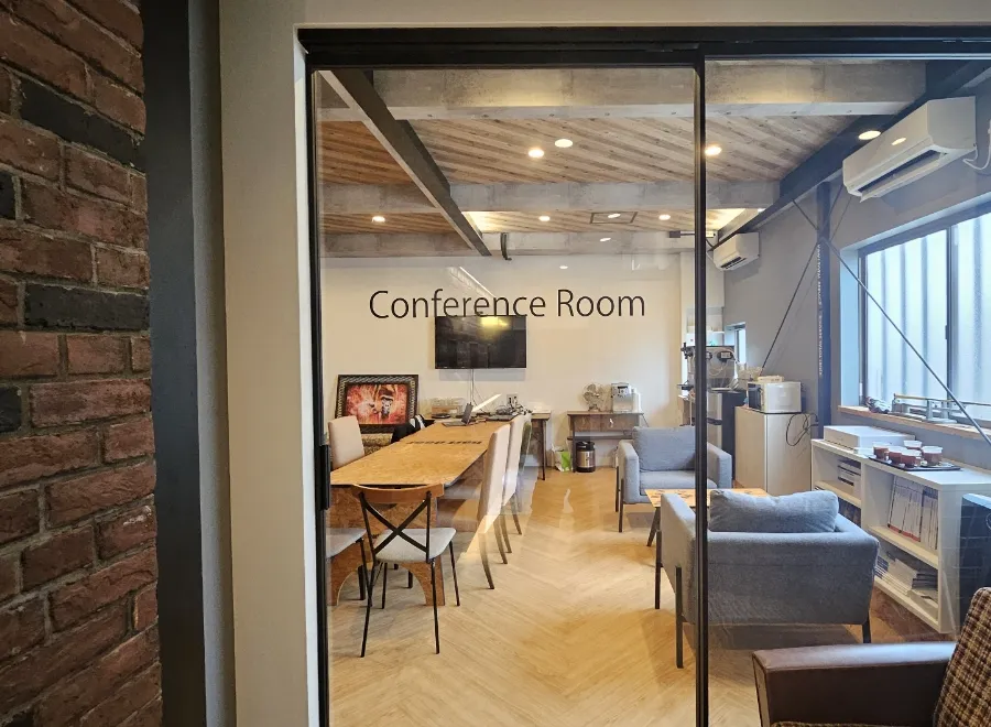 ガラス扉越しに見る広々とした会議室とリラックススペース