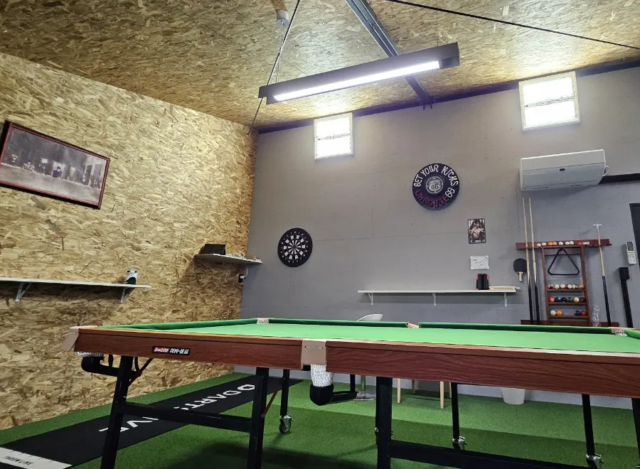 ダーツやビリヤード台がある社員用のアミューズメントスペース
