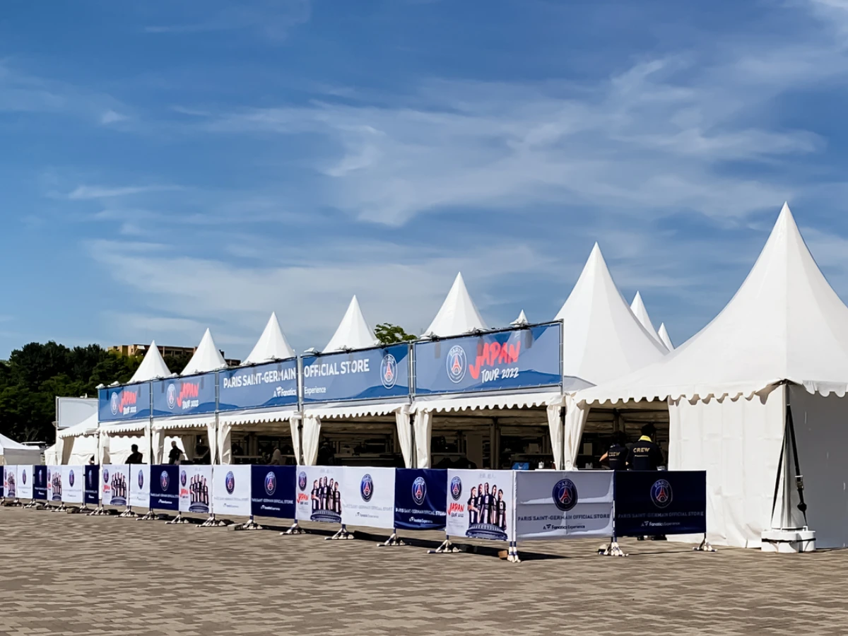 青空の下に設置された「パリ・サンジェルマン」公式ストアの屋外イベントテント