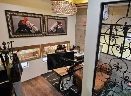 アート作品が飾られた、個性的でクリエイティブなデザインのプライベートオフィス